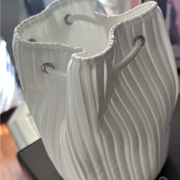 Dior Elegant White Pleated Cosmetic Case - Picture 5 of 5